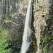 Der Wasserfall ist gut 100 m hoch. Auf etwas über 700 m befindet man sich etwa auf der Höhe wo er beginnt.