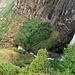 Von einem Felsbalkon auf ca. 770 m bietet sich dieser Blick zum Wasserfall.