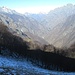 L’impareggiabile panorama che si gode verso nord dall’Alpe Caseracce, dove si vede il serpeggiare della selvaggia valle percorsa dal Rio Val Grande e tutte le aspre montagne che la circondano. A sinistra, nel cerchietto giallo, le baite di Corte Buè, mentre a destra quelle di Velina bassa e Velina alta, che saranno meta di una prossima escursione.