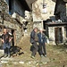 Prima di arrivare a Bracchio, abbiamo fatto una breve deviazione per passare da Boscopiano, un gruppo di baite in buona parte disabitate, dove abbiamo conosciuto Gianni, che vive in solitudine insieme ad otto capre e due mucche (che hanno avuto due vitelli) e un cane. Via lui, anche queste baite vivranno l’inesorabile processo di abbandono e di degrado comuni a moltissimi alpeggi delle nostre montagne. Queste sono persone che  è bello conoscere ed ascoltare e che con il loro silenzioso lavoro tengono ancora viva la montagna: dei veri eroi!