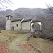 E finalmente, dopo 1 h 20’ di salita, eccoci in arrivo all’Eremo di Vercio (m 828) dove termina la mulattiera lastricata, posto esattamente a metà della tratta Bracchio - Colma di Vercio. Il posto, costituito da una chiesa e da alcune costruzioni isolate, è ancora ben tenuto ed ha un che di bucolico, con bella vista sui laghi e sulle montagne di fronte. Qui faremo una breve sosta per bere tè caldo e mangiare qualcosa.