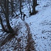 Sul sentiero un po’ stretto per andare all’Alpe Caseracce  (che scende leggermente), abbiamo trovato un po’ di neve essendo esposto a nord. Qui Giordano ha fatto una piccola scivolata , fortunatamente senza conseguenze per lui e per la sua preziosa videocamera…