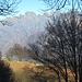A circa metà della discesa ho chiesto ai miei compagni un piccolo sforzo supplementare per fare una piccola deviazione verso l’Alpe Caseracce, un gruppo di baite posto in posizione solatia e che per me emana una sorta di atmosfera magica, dominando gran parte della valle percorsa dal Rio Val Grande e con bella vista su alcune tra le più selvagge montagne valgrandine, Pedum in primis.