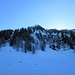 Si sale sul versante nord, in ombra al mattino