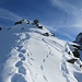 Am Gipfelgrat des Schwarzkopfs findet sich ein Rest einer menschlichen Aufstiegsspur vor dem Neuschneefall