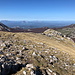 Serra Dolcedorme - Ausblick am Gipfel. Links ist gerade noch der Monte Pollino zu erkennen, rechts der Bildmitte der nordwestliche Nebengipfel. Dort knickt auf manchen Karten auch die Grenze Basilikata/Kalabrien ab. Nach dieser Version würde sich dort bzw. am Monte Pollino die höchste Stelle von Basilikata befinden.