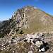 Timpa del Pino di Michele - Am 2.069 m hohen "Zwischengipfel". Auch dieser ist vorbildlich beschriftet. Der weitere Aufstieg erfolgt gleich über den Gratrücken (rechts).  
