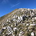 Im Aufstieg zur Serra Dolcedorme - Am Gratrücken über ein Stein-Gras-Gemisch. Ein Pfad ist nicht immer auf Anhieb auszumachen (bzw. nicht vorhanden ;-)