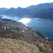 Dal terrazzo dell’Alpe di Mezzedo, grande vista sul lago e su Lierna, mentre in fondo si vede Abbadia Lariana, a cui arriveremo percorrendo il Sentiero del Viandante che intercetteremo a monte della SS 36.