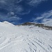 Im Anstieg sieht man viele Skispuren: es geht durch die hier sichtbare Lücke. Dahinter sieht man immer noch nicht den Gipfel der Pareispitze.