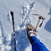 <b>A circa 2445 m di quota, dopo quasi tre ore di marcia, deposito gli sci, applico i ramponi e continuo con un bastoncino e la piccozza. Le vecchie tracce sono completamente sparite. Mi rendo subito conto che la salita su questo ripidissimo pendio ricoperto da neve fresca non è una passeggiatina. </b>