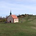 An der Walburgis-Kapelle vorbei gelangt man hinauf zum östlichen Ende des Gipfelfirsts.