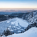 ... Abbruchkante des Lac Blanc Kars. Wunderschön ist der Blick auf den zugefrorenen See im Abendlicht von hier oben.