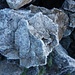 Stein mit Eiskristallen überzogen