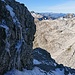 Der Schnee hält sich nur auf den Bändern. Dennoch gibt es einige gefährliche eisige Stellen.