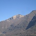 den Monte Generoso im Rücken geht es weiter nach Riva San Vitale, dort rechts haltend auf die Kirche Santo Croce zu, danach auf markiertem breiten und ansteigenden Fahrweg zu P.366 