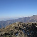 der Rundblick vom Gipfel: im Westen der lange Südgrat des Monte Generoso, in der Ferne das Monte Rosa-Massiv