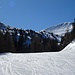 In der Nähe der Bergstation der Galsterbergbahn trifft man wieder auf die Piste, und erstmals sieht man nun die Gipfel von Kalteck und Pleschnitzzinken, die Spur zweigt rechts über den Sommerweg zum Pleschnitzzinken ab. 