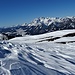 vom Wind geformte Schneefelder vor dem Dachsteinmassiv