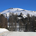 Kurz vor der Skistation zeigt sich von der Zugangsstrasse erstmals der Minschuns (2519m). Der Berg gab dem kleinen Skigebiet im Val Müstair seinen Namen.