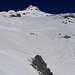 Als das Gelände oberhalb etwas oberhalb 2800m langsam wieder flacher wird und zu einr kleinen Ebene auf 2850m ausläuft, sieht man nun etrstmals den südlichen Vorgipfel vom Piz Vallatscha.