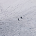 Tiefblick vom Grat zu einer Dreiergruppe italienischer Tourengänger welche gerade die Steilstufe auf 2850m überwunden hatten.