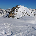 Blick vom nur wenig niedrigeren südlichen Vorgipfel zum höchsten Punkt des Piz Vallatschas (3021m).