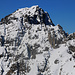 Piz Vallatscha (3021m): Gipfelaussicht im Zoom zum benachbarten Piz Tavrü (3168m), einem spannenden Ziel für den Sommer oder Herbst.