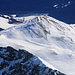 Tiefblick im Zoom vom Piz Vallatscha (3021m) auf den Minschuns (2519m) und das gleichnamige Skigebiet im Val Müstair.