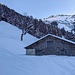 Wintereinsamkeit an den Alpen im Aufstieg