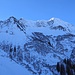 Beeindruckend schneeverziert zeigt sich die Üntschenspitze mit den ersten Sonnenstrahlen