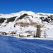A<b>lle 10:30 calzo gli sci alla fermata Rüti dell’Autopostale e mi avvio in direzione sud-est, su una bella traccia, allargata anche dal passaggio dei racchettisti. Intuisco immediatamente che l’itinerario è molto frequentato; tutti i pascoli sono ricamati dal passaggio di centinaia di sciatori. </b>