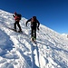 <b>Alla quota di 2020 m decido di applicare i rampanti; la forte esposizione al sole ha infatti reso la traccia compatta e sdrucciolevole. Con l’aiuto dei coltelli l’avanzata è più sicura e più godibile.</b>