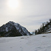 Auf dem Passo Muazz (1697m) mussten wir noch etwas Schneestapfen bis zum eigentlichen Beginn des steilen Bergweges auf den Sosto. Im Hintergrund ist die Cima Sgiu (2375m).