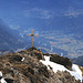 Sosto (2220,6m): Für Kreuz steht etas Südlich des Gipfels auf der Abbruchkante hoch über dem Valle di Blenio.