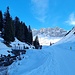 <b>Dopo mezz’ora di tranquilla sciata supero il ponte sullo Schanielabach (1607 m) e inizio la salita sul versante orografico destro del torrente Carschineralpbach. Il percorso si sviluppa su una comoda stradina che conduce agli alpeggi della zona: Carschina Untersäss (1620 m), Carschina Mittelsäss (1943 m) e Alp Carschina (2000 m). </b>