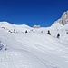 <b>Poco dopo il limite dei 2000 m, arrivo ai piedi di una delle cime più ambite dagli scialpinisti: il Girenspitz (2368 m); l’altra montagna della zona molto frequentata è lo Schafberg (2456 m), sito più a nord, ad un chilometro di distanza. È un piacere per gli occhi osservare i loro fianchi ricamati da innumerevoli serpentine. </b>