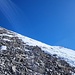 Aufsstiegsgelände: Rutschiger Schotter oder Rutschiger Schnee. Hier im oberem Teil ab 2550m wären eher Fell/ Harscheisen angebracht