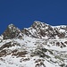 Schneespitz im Zoom: Gipfelkreuz ist erkennbar.