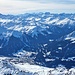 Klosters in der Tiefe, die Berninagruppe neben dem Kesch am Horizont