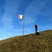 La bandiera sventola (è rigida ...) sul Monte di Lenno
