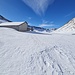 <b>Dopo poco meno di 1 h e 20 min di cammino arrivo al Passo dell’Uomo (2018 <b>m) nel sole abbagliante. Sulla piana del valico la neve è portante, ma non gelata: è il tratto più piacevole da sciare. </b></b>