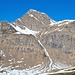 <b>A nord si eleva l’impressionante parete piramidale sud-est del [https://www.hikr.org/tour/post23147.html  Pizzo Taneda (2667 m)]. </b>