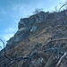 qui si inizia ad attraversare verso destra, tenendosi alla base del castello roccioso sommitale