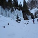 gefrorene Wasserfälle im Zustieg zur Hütte