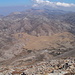 Blick 650 Höhenmeter den Geröllhang hinunter (den ich auf- und abgestiegen bin) zum Nida-Plateau