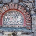 Numerosi mosaici lungo il muro di cinta