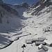 Aufhellung im Bösbächi - 10 Minuten später wieder im Nebel. Man sieht: Die Schneelage ist auch hier alles andere als üppig - aber im Talgrund hat's genug, und im hinteren Kessel liegt der Schnee der umliegenden Grate und Gipfel ;-)!