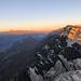 Cima Vezzena - Ausblick am Gipfel. Die  Cima Mandriolo wird vom letzten Tageslicht erreicht.