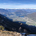 Cima Mandriolo - Ausblick am Gipfel, mit Levico Terme und Lago di Levico sowie Lago di Caldonazzo im Tal. Im Hintergrund erahnt man u. a. Adamello und Brenta.
